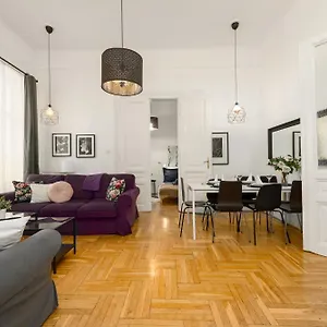  Apartment Black & White Ungarn